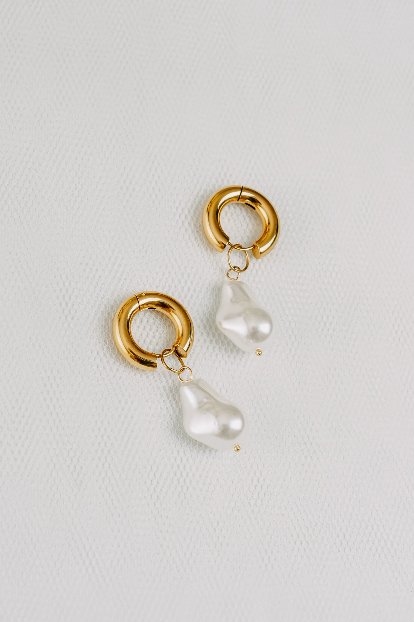 BAROQUE PEARL || BOLD HOOPS