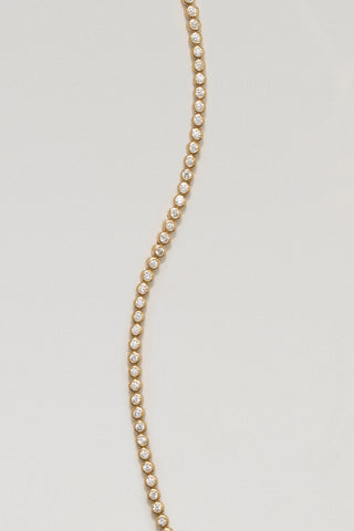 Alma mini tennis bracelet, gold plated, close-up of the bezel-set cubic zirconia in a curve