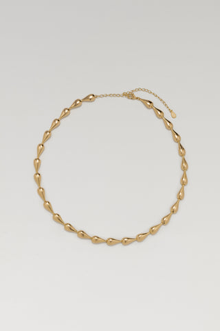 Riva necklace, gold plated, lying in a circle with the clasp and extender at the top, hollow teardrop links