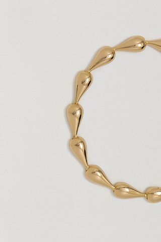 Riva bracelet, gold plated, close-up of the hollow teardrop links