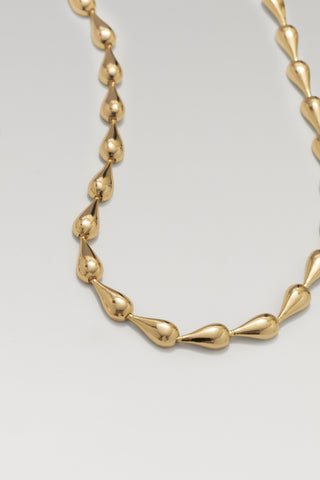 Riva necklace, gold plated, close-up of the hollow teardrop links in a curve