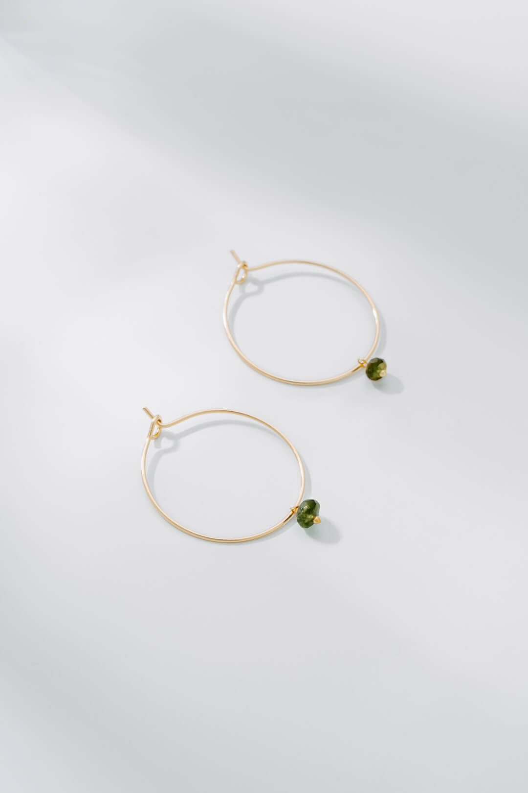 Delicate Hoops com mini Peridot